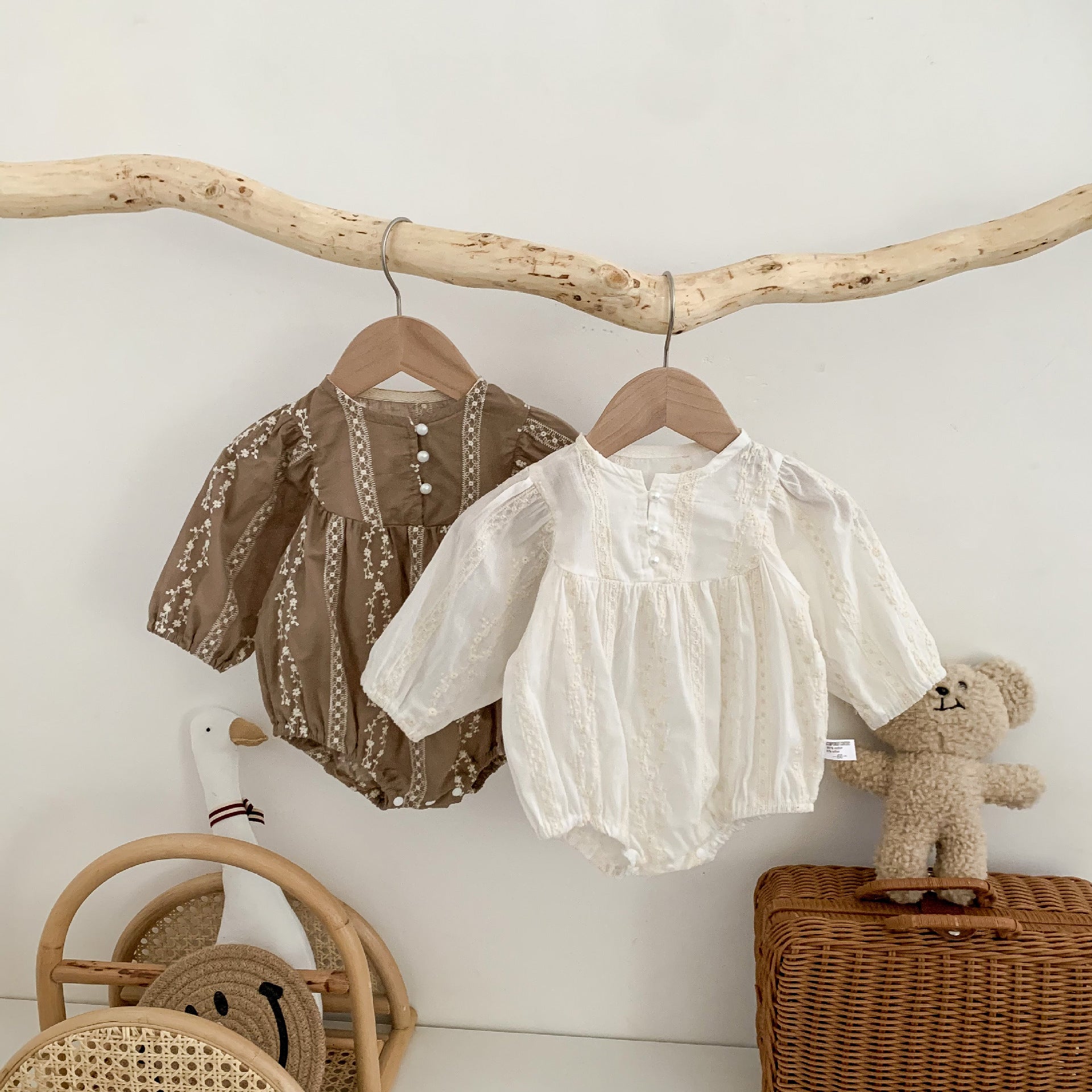 Baby Girl Clothes Ivory Lace Organic Cotton Ruffle Baby Girl Romper Playsuit Newborn Baby Girl One-pieces Floral Jumpsuits lbc